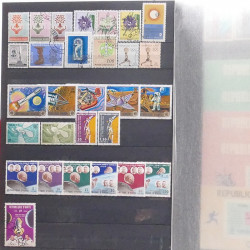 Lot de timbres d'Amérique neufs et oblitérés en un album.