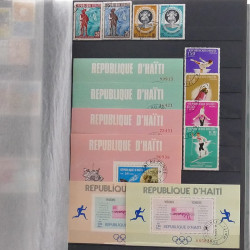 Lot de timbres d'Amérique neufs et oblitérés en un album.