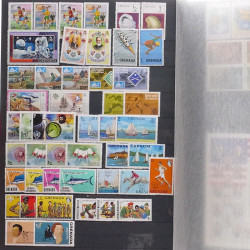 Lot de timbres d'Amérique neufs et oblitérés en un album.