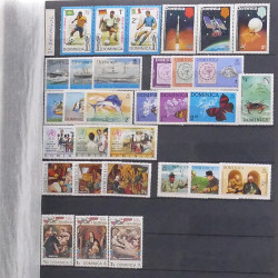 Lot de timbres d'Amérique neufs et oblitérés en un album.