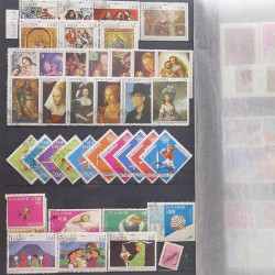 Lot de timbres d'Amérique neufs et oblitérés en un album.