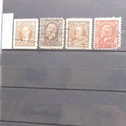 Lot de timbres d'Amérique neufs et oblitérés en un album.