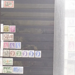 Lot de timbres d'Amérique neufs et oblitérés en un album.