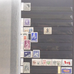 Lot de timbres d'Amérique neufs et oblitérés en un album.