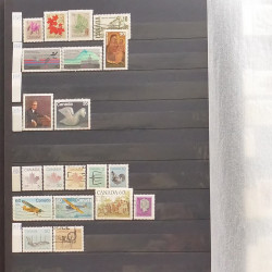 Lot de timbres d'Amérique neufs et oblitérés en un album.