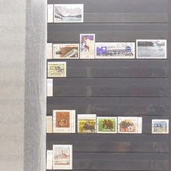 Lot de timbres d'Amérique neufs et oblitérés en un album.