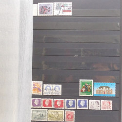 Lot de timbres d'Amérique neufs et oblitérés en un album.