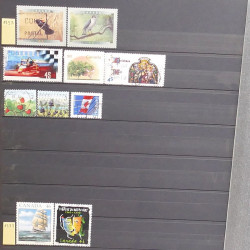 Lot de timbres d'Amérique neufs et oblitérés en un album.