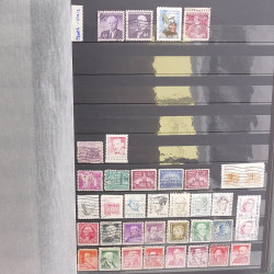 Lot de timbres d'Amérique neufs et oblitérés en un album.
