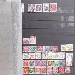 Lot de timbres d'Amérique neufs et oblitérés en un album.