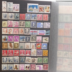 Lot de timbres d'Amérique neufs et oblitérés en un album.