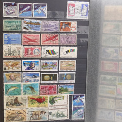 Lot de timbres d'Amérique neufs et oblitérés en un album.
