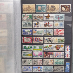 Lot de timbres d'Amérique neufs et oblitérés en un album.