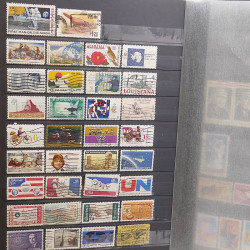Lot de timbres d'Amérique neufs et oblitérés en un album.