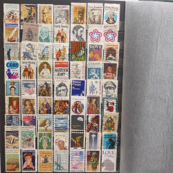 Lot de timbres d'Amérique neufs et oblitérés en un album.