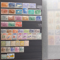 Lot de timbres d'Asie neufs et oblitérés en un album.