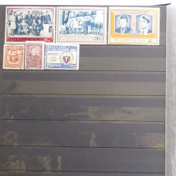 Lot de timbres d'Asie neufs et oblitérés en un album.