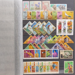 Lot de timbres d'Asie neufs et oblitérés en un album.