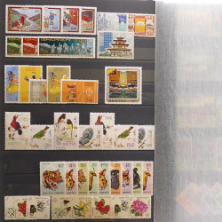 Lot de timbres d'Asie neufs et oblitérés en un album.