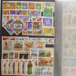 Lot de timbres d'Asie neufs et oblitérés en un album.