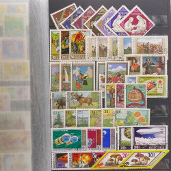 Lot de timbres d'Asie neufs et oblitérés en un album.