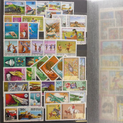 Lot de timbres d'Asie neufs et oblitérés en un album.