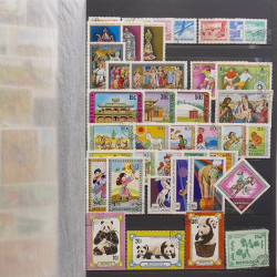Lot de timbres d'Asie neufs et oblitérés en un album.