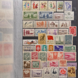 Lot de timbres d'Asie neufs et oblitérés en un album.