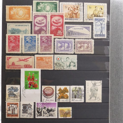 Lot de timbres d'Asie neufs et oblitérés en un album.