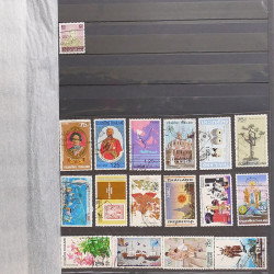 Lot de timbres d'Asie neufs et oblitérés en un album.