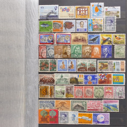 Lot de timbres d'Asie neufs et oblitérés en un album.