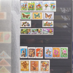 Lot de timbres d'Asie neufs et oblitérés en un album.