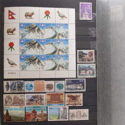 Lot de timbres d'Asie neufs et oblitérés en un album.