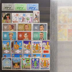 Lot de timbres d'Asie neufs et oblitérés en un album.