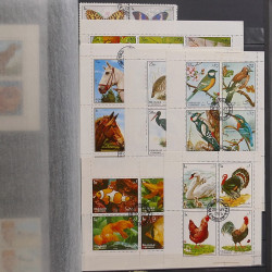 Lot de timbres d'Asie neufs et oblitérés en un album.