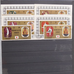 Lot de timbres d'Asie neufs et oblitérés en un album.