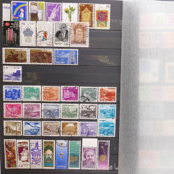 Lot de timbres d'Asie neufs et oblitérés en un album.