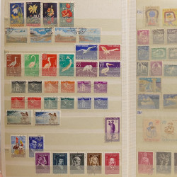 Lot de timbres Russie - Roumanie neufs et oblitérés en un album.