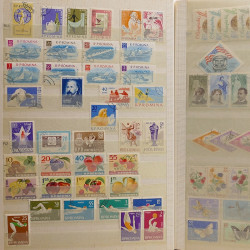 Lot de timbres Russie - Roumanie neufs et oblitérés en un album.