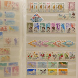 Lot de timbres Russie - Roumanie neufs et oblitérés en un album.