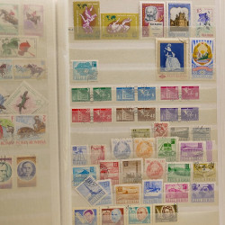 Lot de timbres Russie - Roumanie neufs et oblitérés en un album.