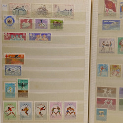 Lot de timbres Russie - Roumanie neufs et oblitérés en un album.