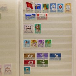 Lot de timbres Russie - Roumanie neufs et oblitérés en un album.