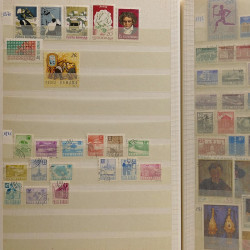 Lot de timbres Russie - Roumanie neufs et oblitérés en un album.