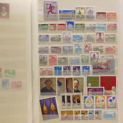 Lot de timbres Russie - Roumanie neufs et oblitérés en un album.