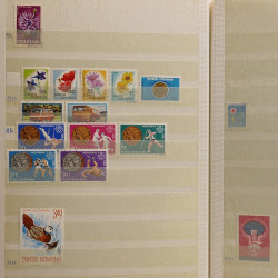 Lot de timbres Russie - Roumanie neufs et oblitérés en un album.
