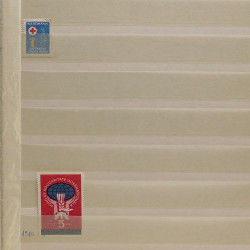 Lot de timbres Russie - Roumanie neufs et oblitérés en un album.