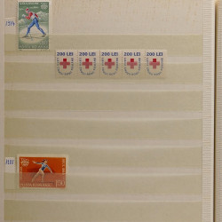 Lot de timbres Russie - Roumanie neufs et oblitérés en un album.