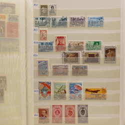 Lot de timbres Russie - Roumanie neufs et oblitérés en un album.