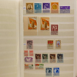 Lot de timbres Russie - Roumanie neufs et oblitérés en un album.